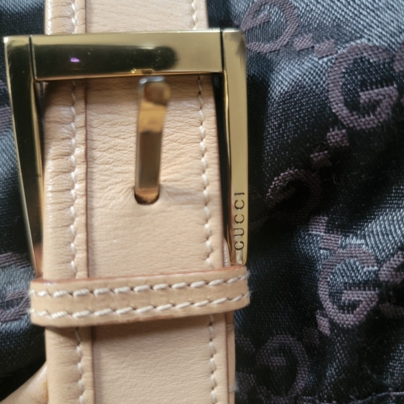 Gucci Leather Shoulder Bag with Gold Hardware - Picture 6 of 16